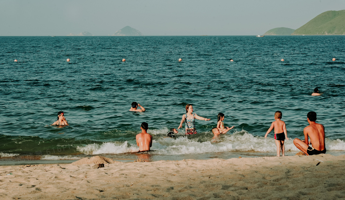 夏日海边游泳图片