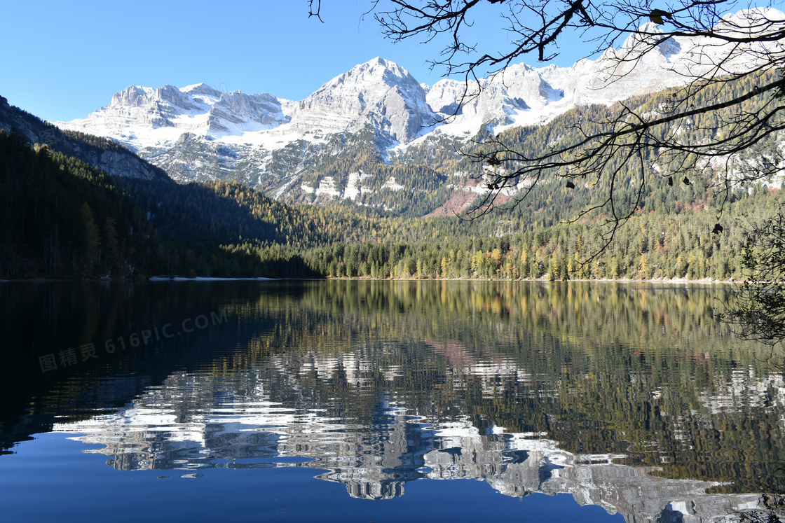 雪山湖泊景观图片