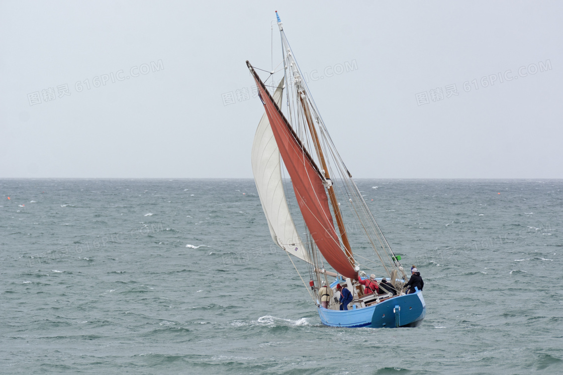 海洋行驶小帆船图片