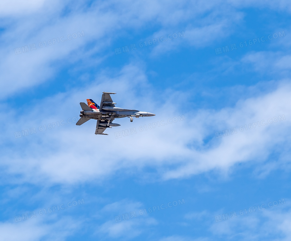 高空飛行戰鬥機圖片