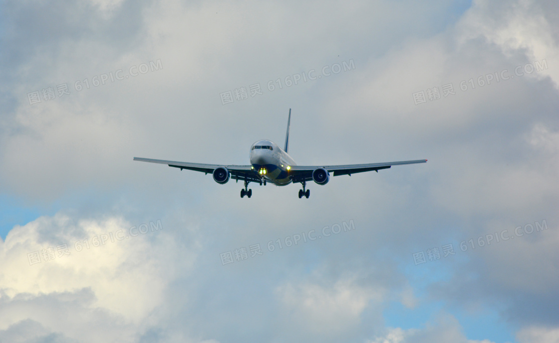 高空中飞翔客机图片
