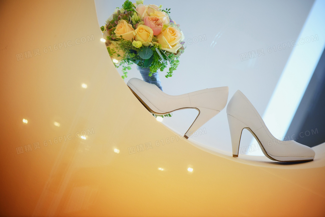 白色新娘婚鞋图片