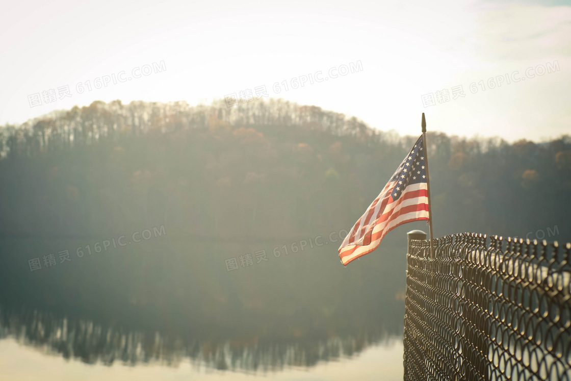 篱笆上的美国国旗图片