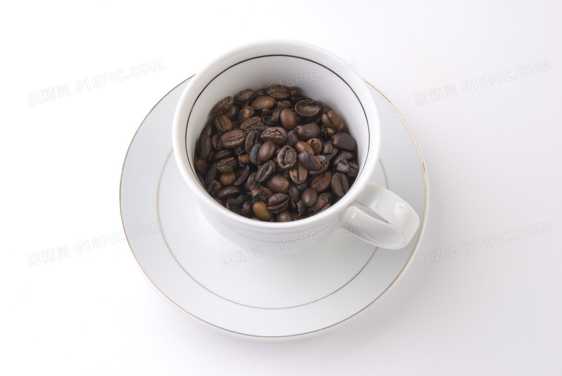 一杯黑色咖啡豆图片