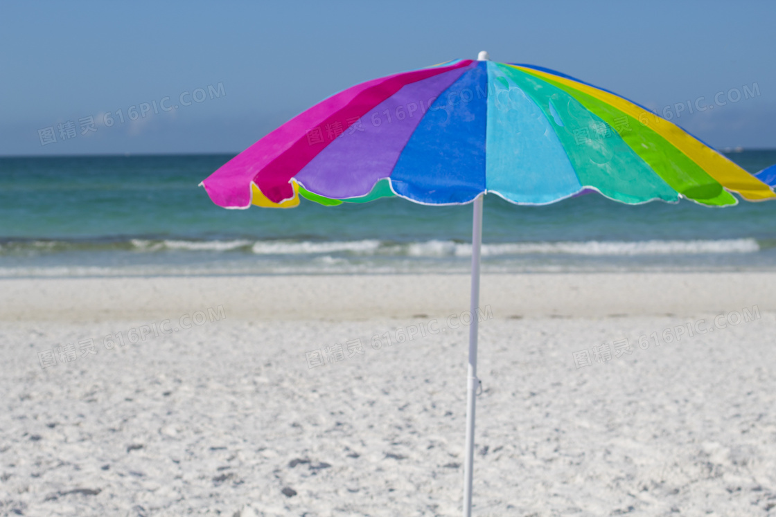 海边七彩太阳伞图片