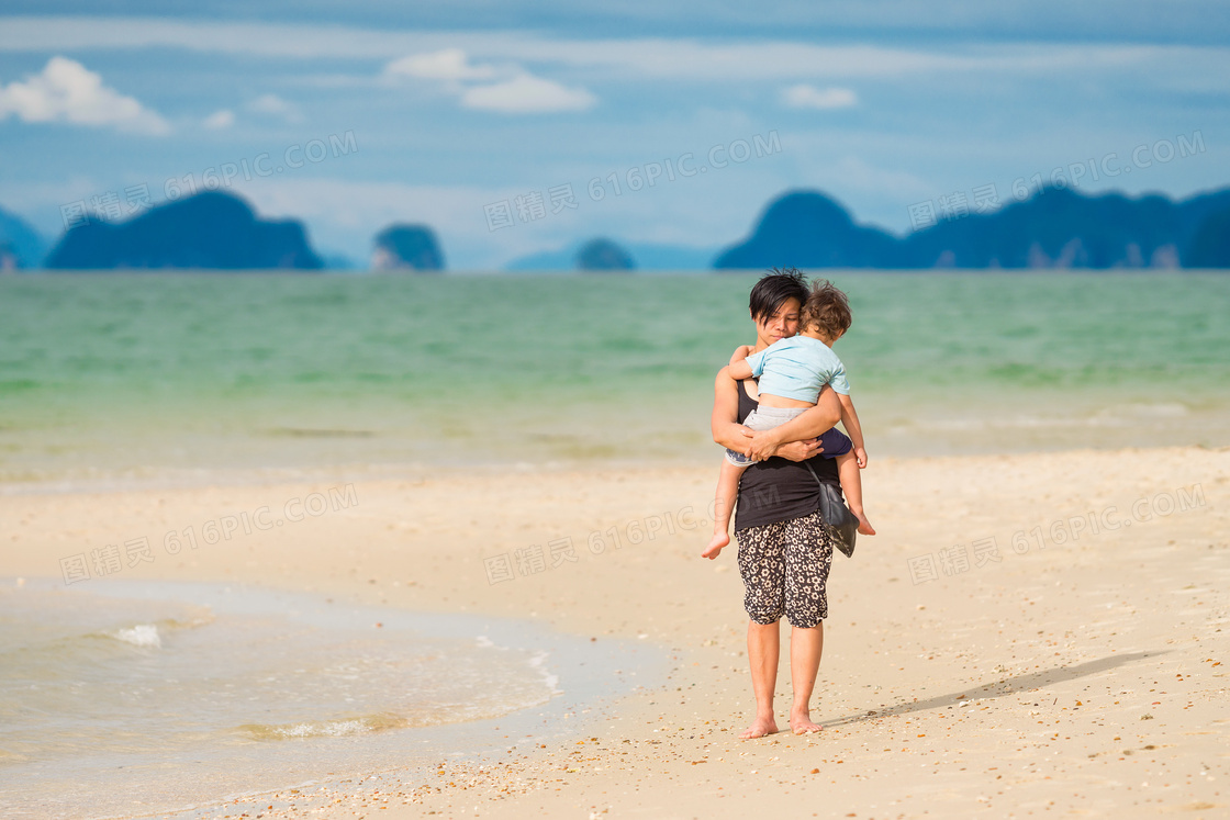 海边沙滩母子图片