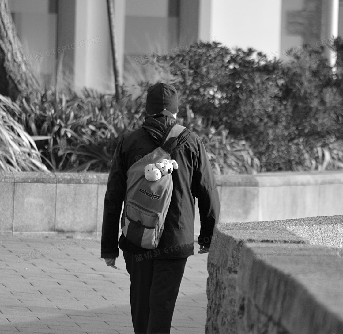 1男生背包远行背影图片,高清图片,壁纸-桌面城市