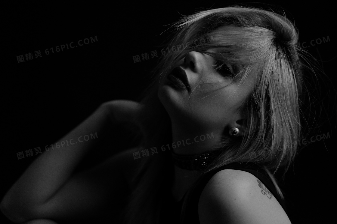 孤独伤感黑白美女写真图片