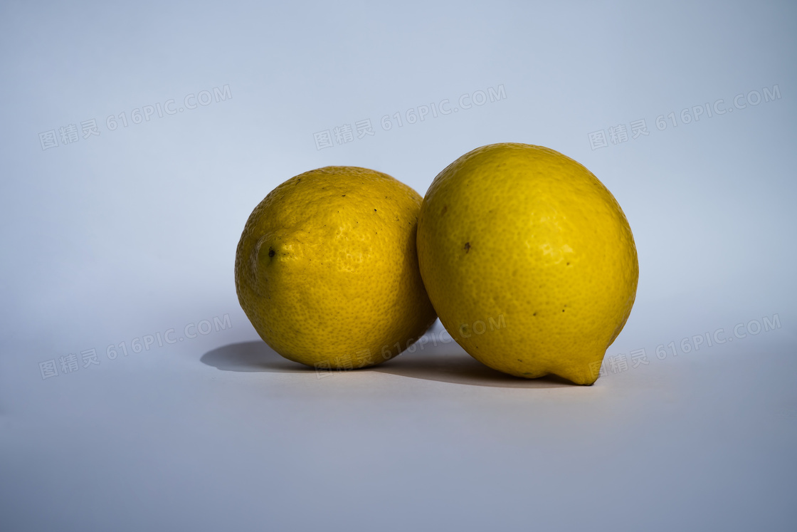 两个黄色柠檬图片