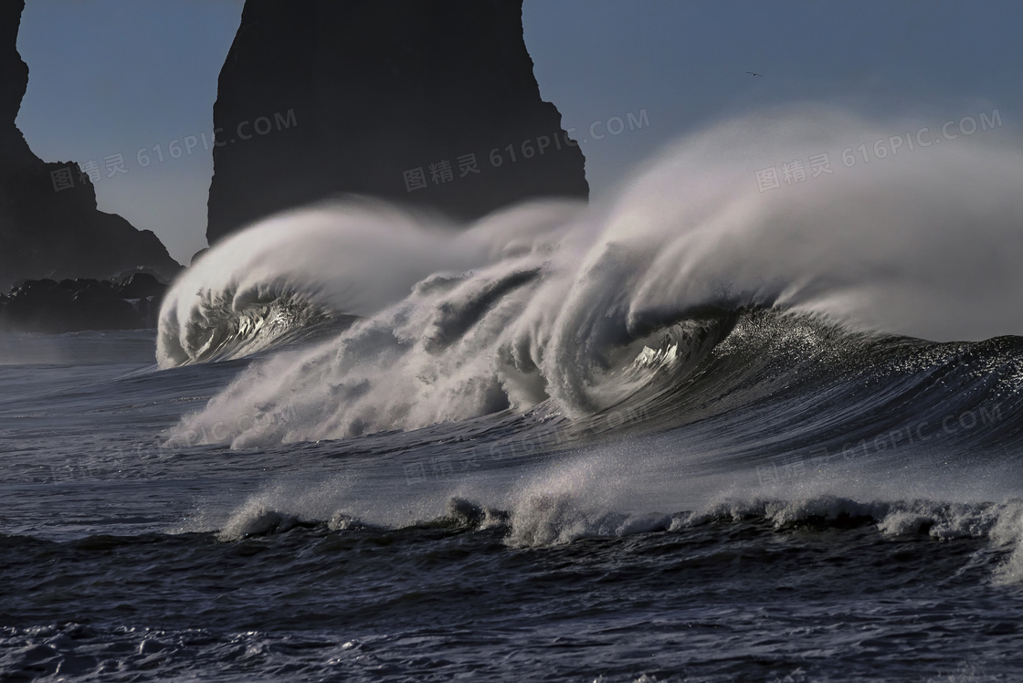 大海巨浪翻滚图片
