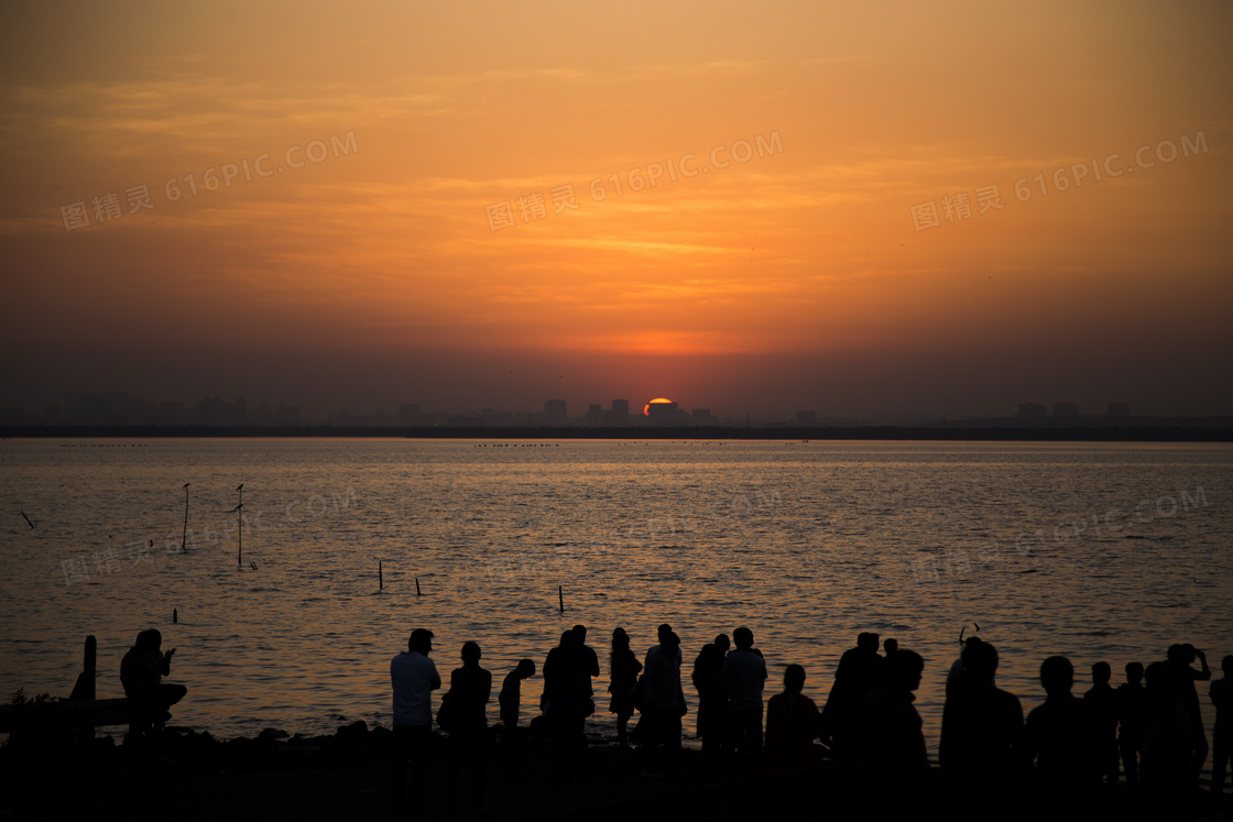 夕陽下海灘人群剪影圖片