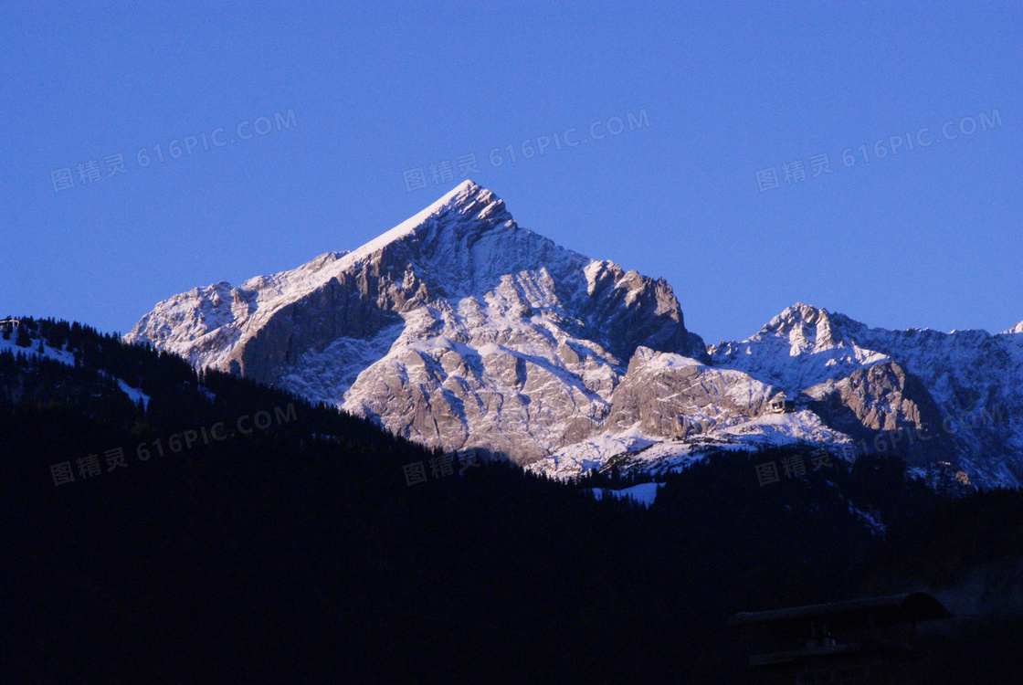 荒山雪山山顶图片