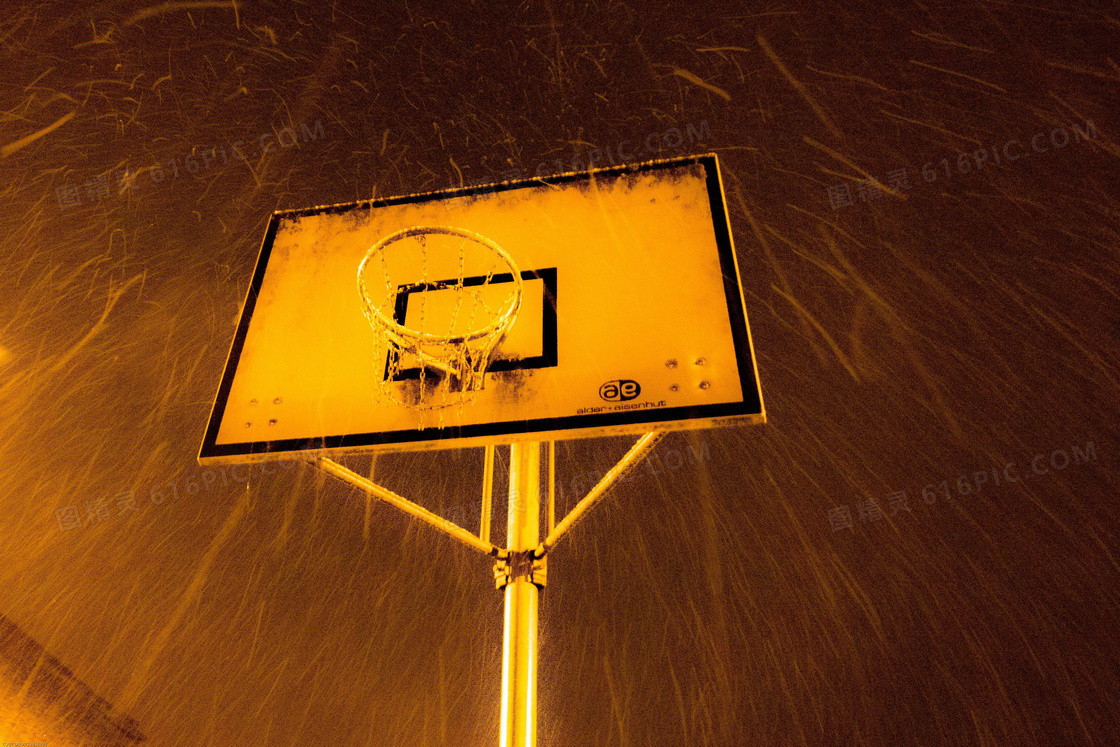 风雪中的篮球架图片