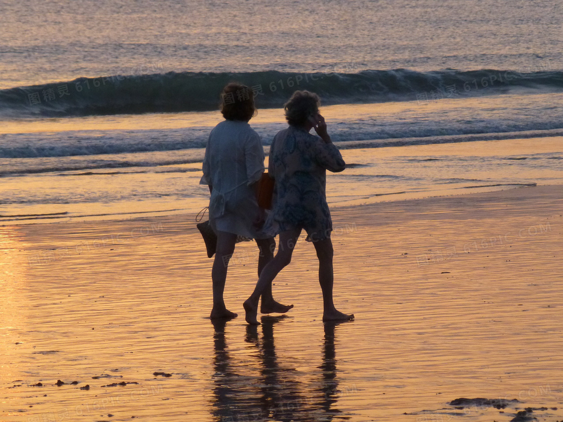 夕阳下母子牵手漫步于海边高清图片下载-正版图片500248741-摄图网
