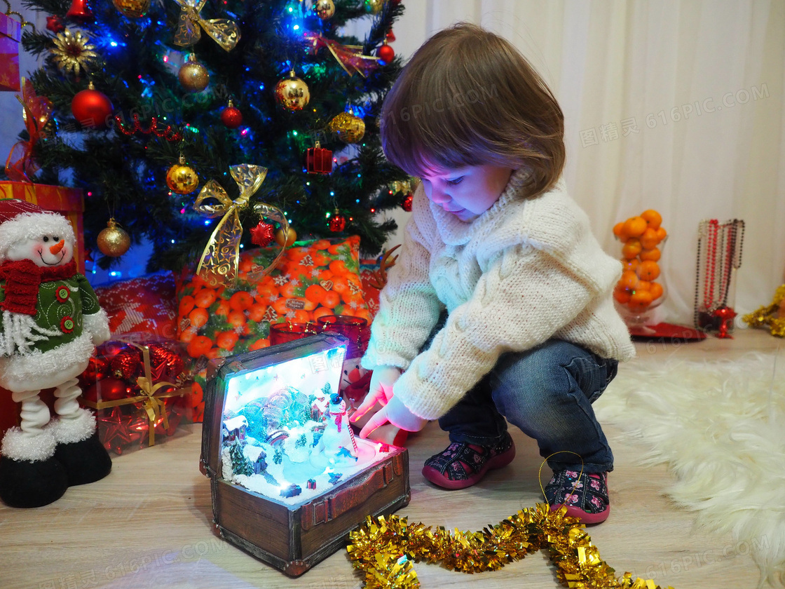 小女孩圣诞音乐盒图片
