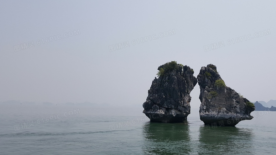 海上礁石图片