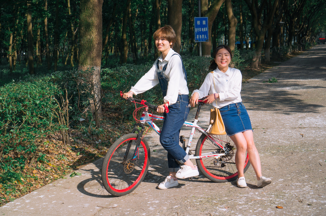 大学闺蜜照 大学闺蜜照图片