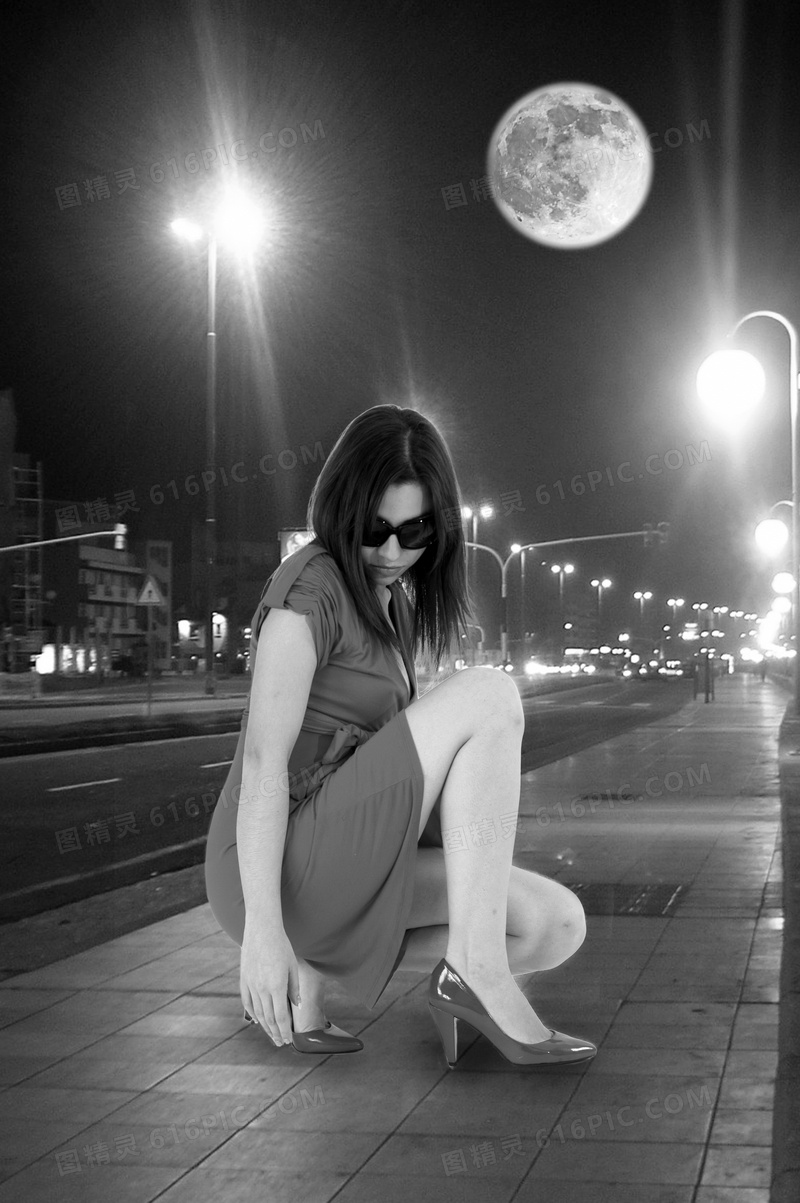 夜晚黑白街拍美女图片