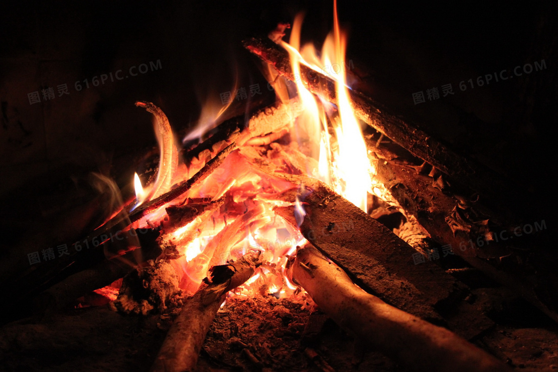 燃烧的火堆图片