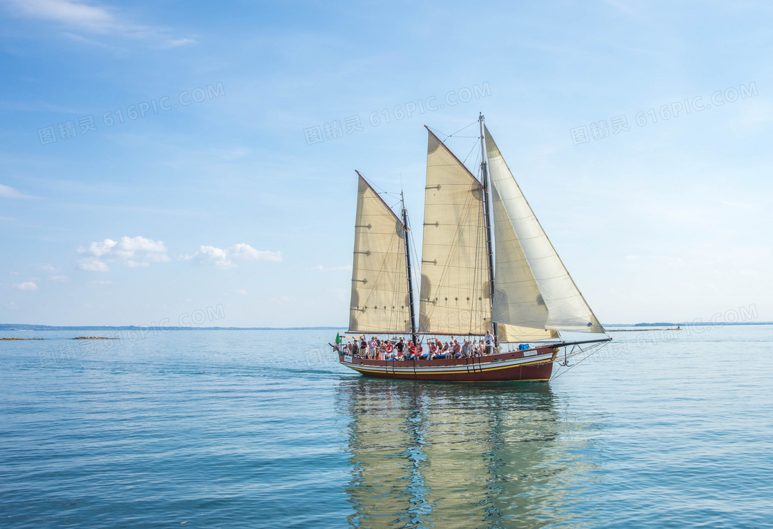 加尔达湖帆船图片