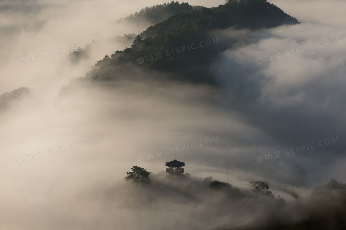 云雾缭绕的高山图片