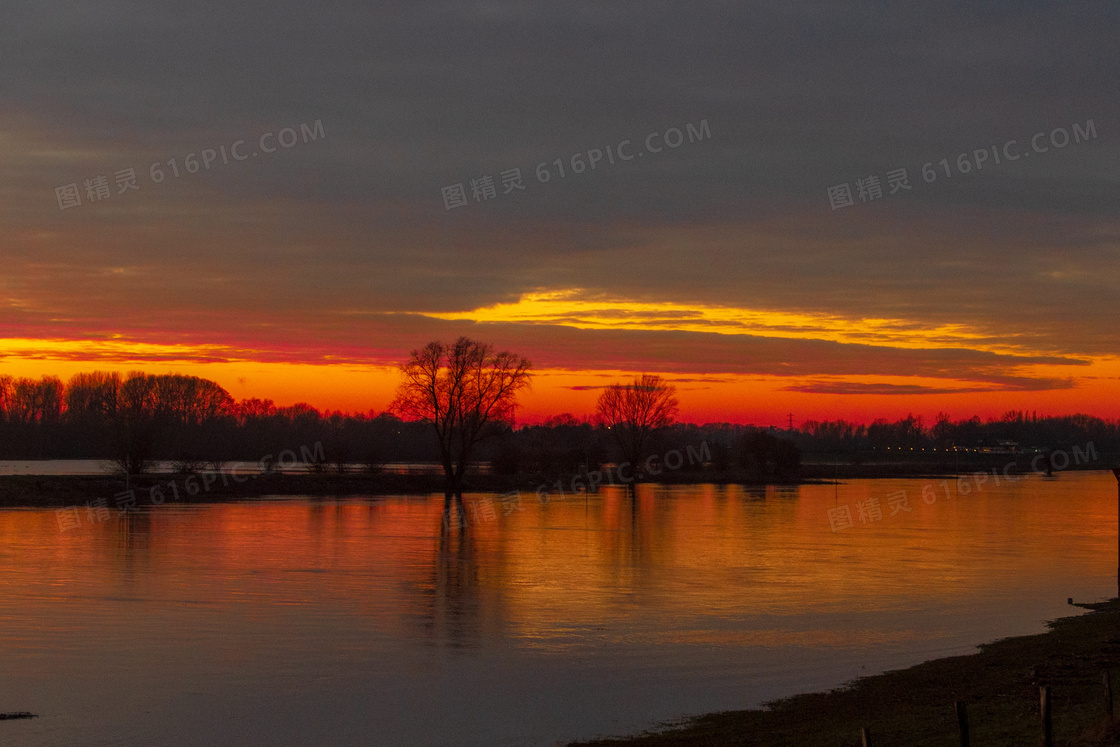 河面日落风景图片