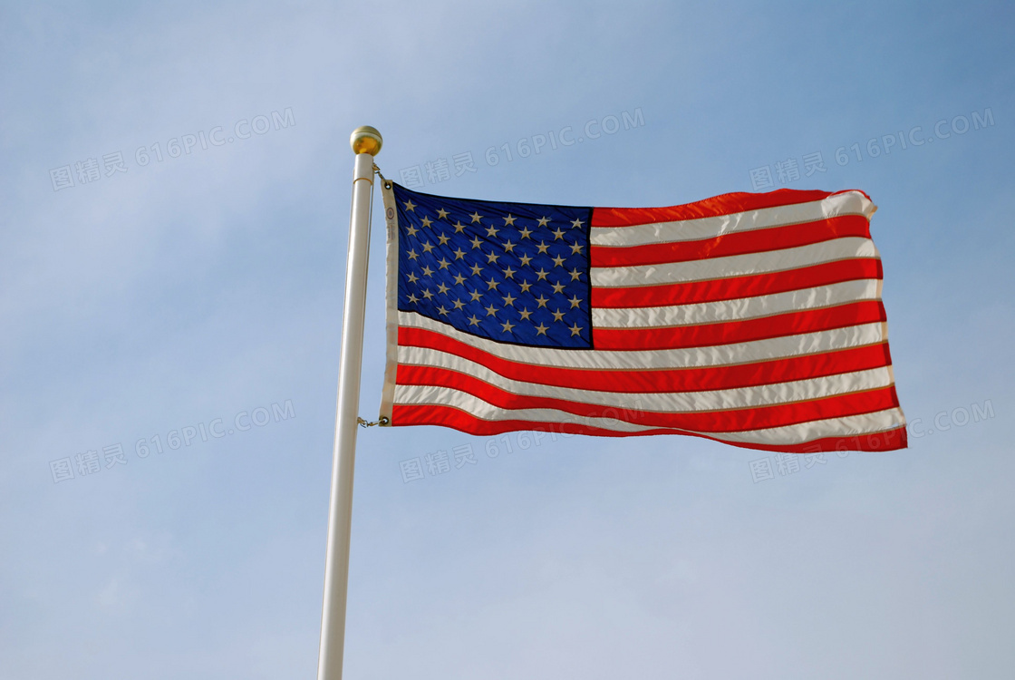 旗杆上飘扬美国国旗图片