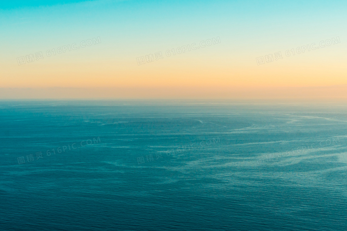 蓝色静谧大海图片