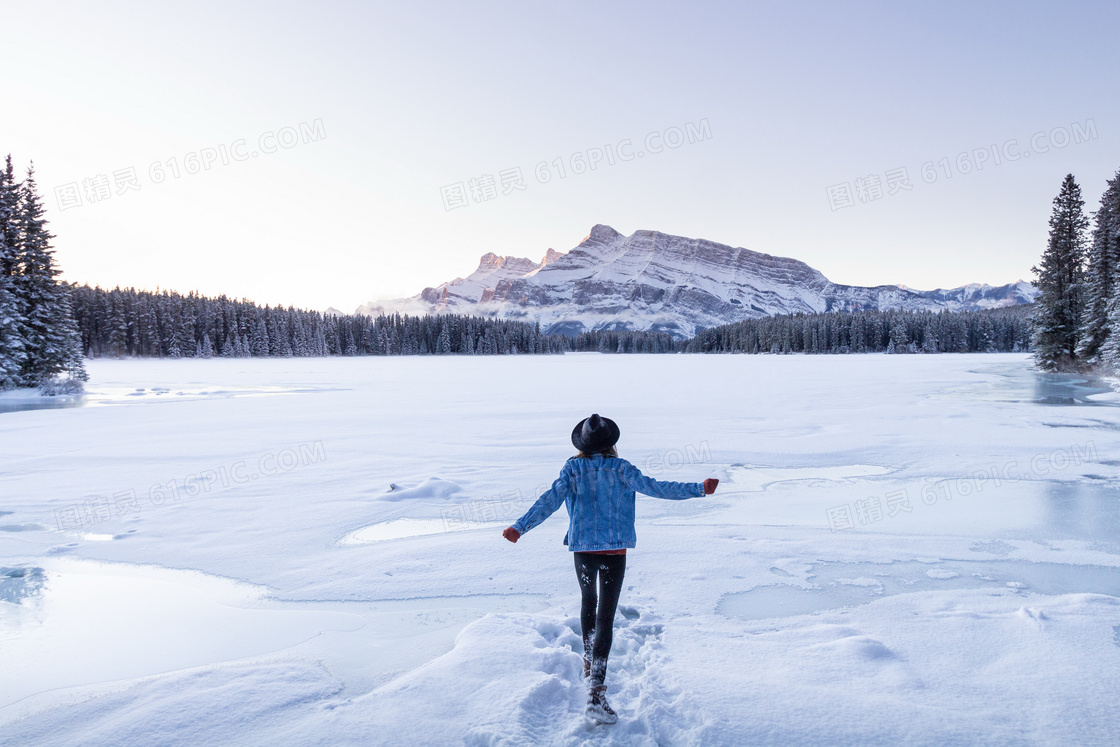 美女雪地背影生活图片美女雪地背影生活图片大全