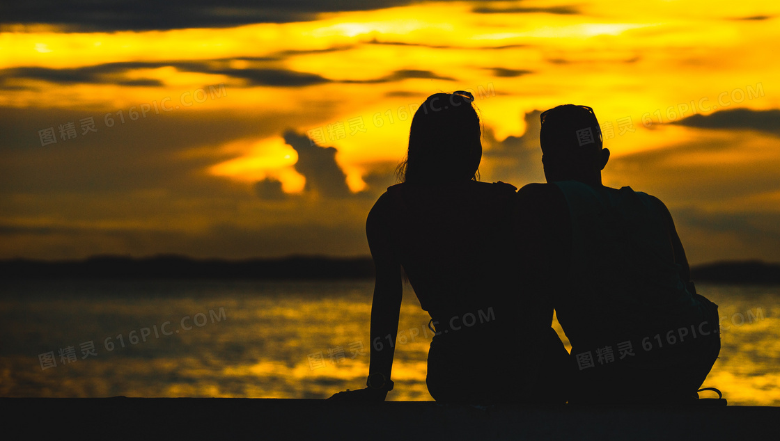 夕阳海滩情侣剪影图片