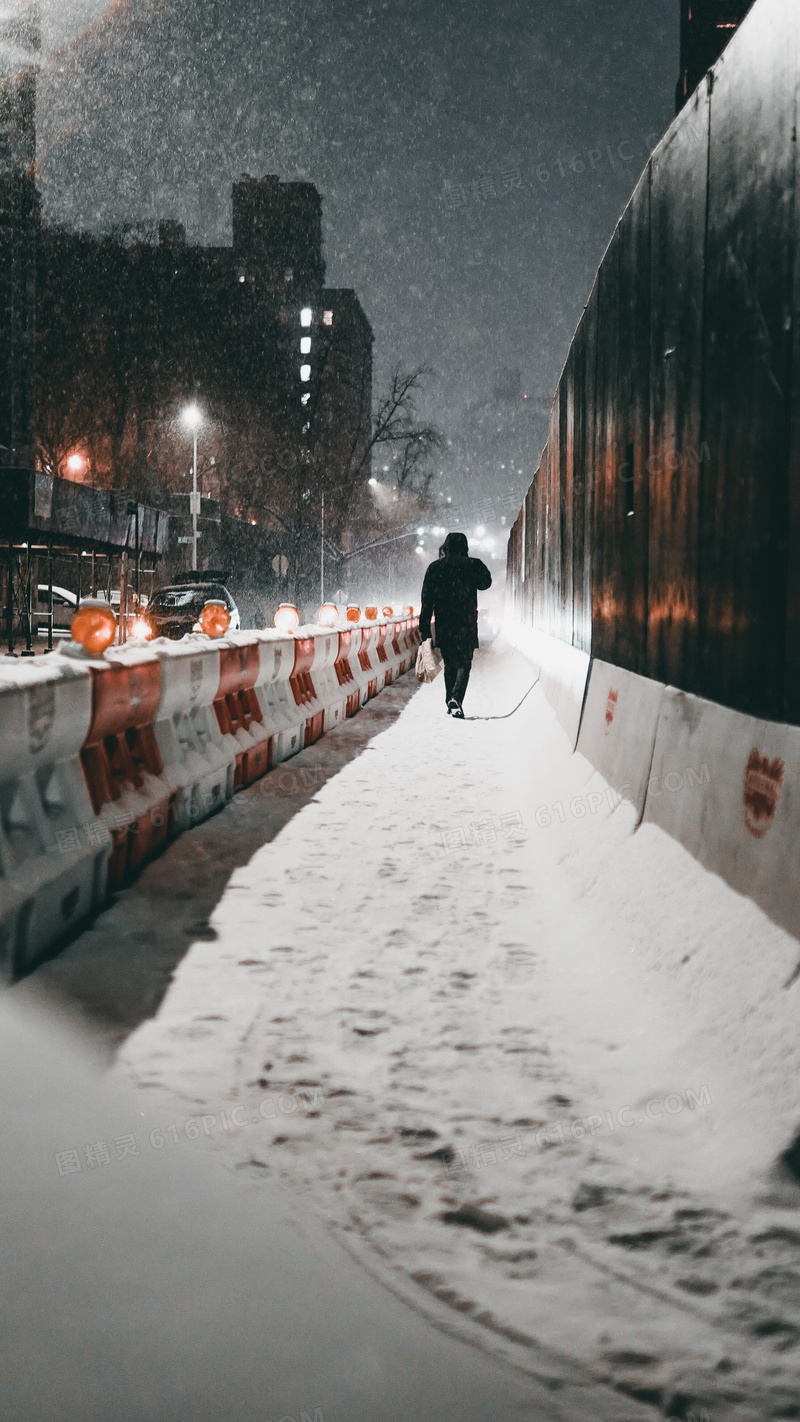 雪地行走背影图片 雪地行走背影图片大全