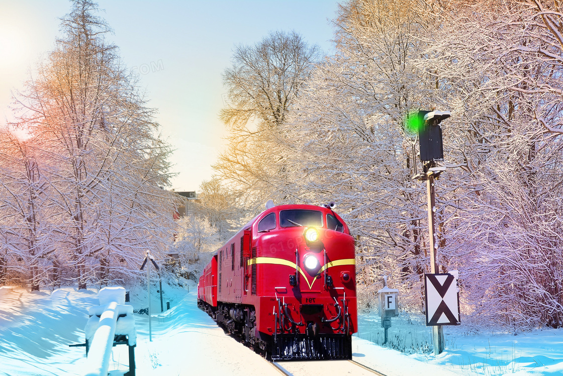 冬季雪地火车行驶图片