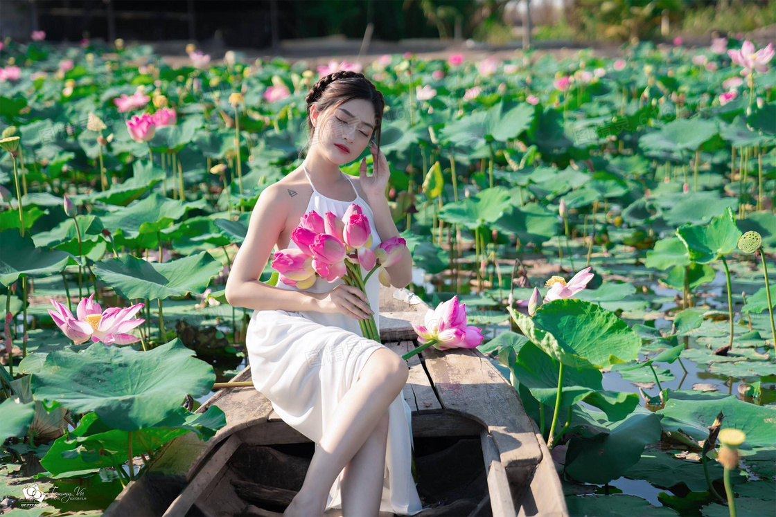 荷塘肚兜美女写真图片