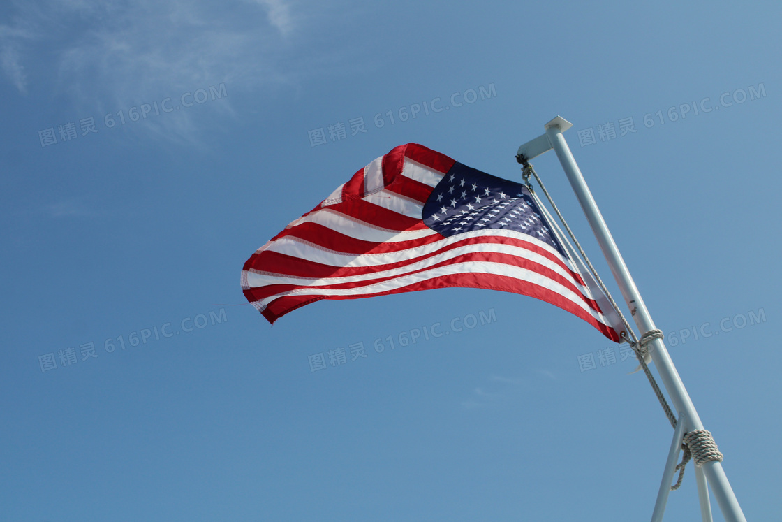 半空中飘扬的美国国旗图片