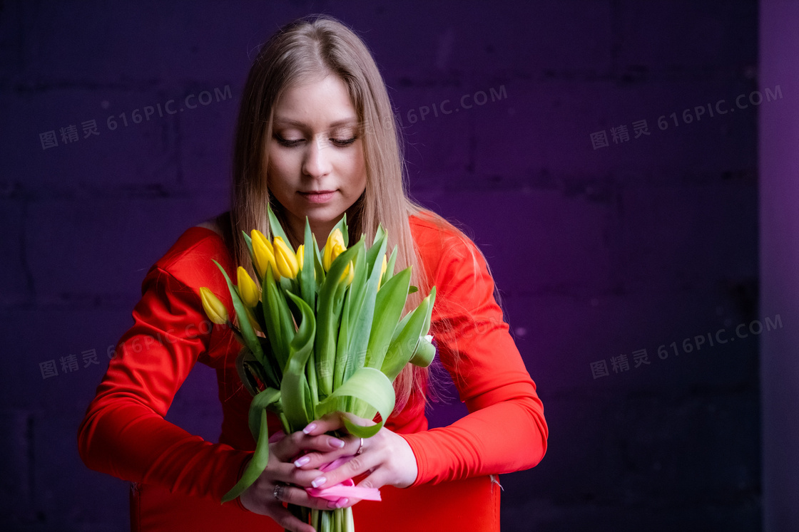 欧美手捧花美女图片