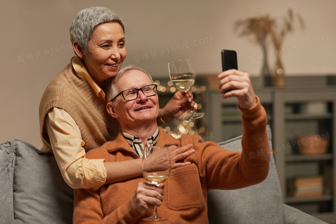 老年夫妻自拍图片