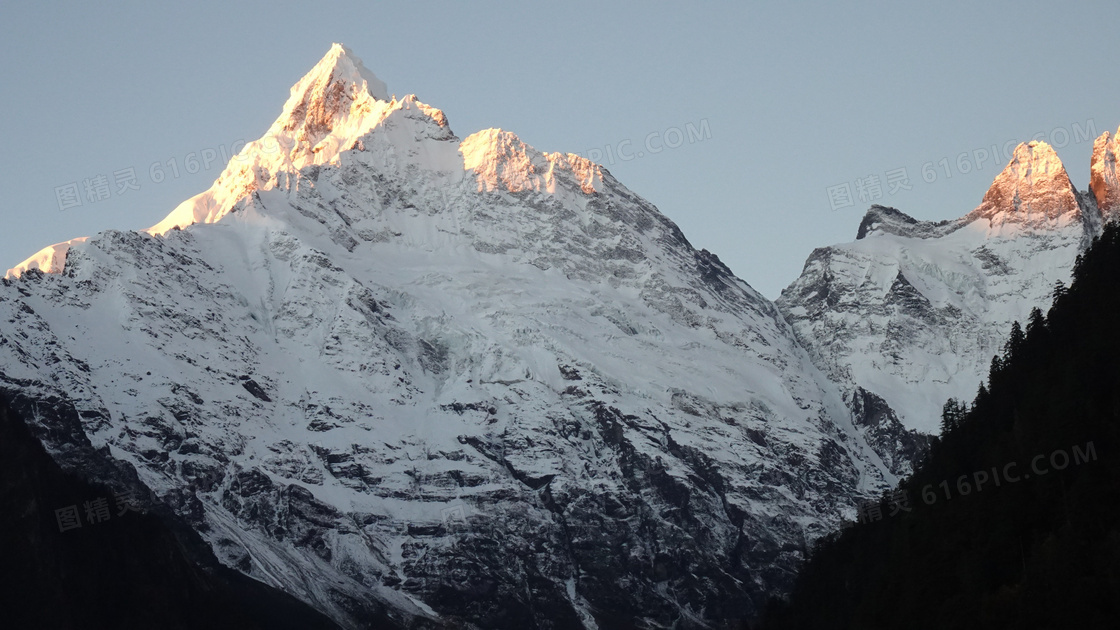 雪山山顶景观图片