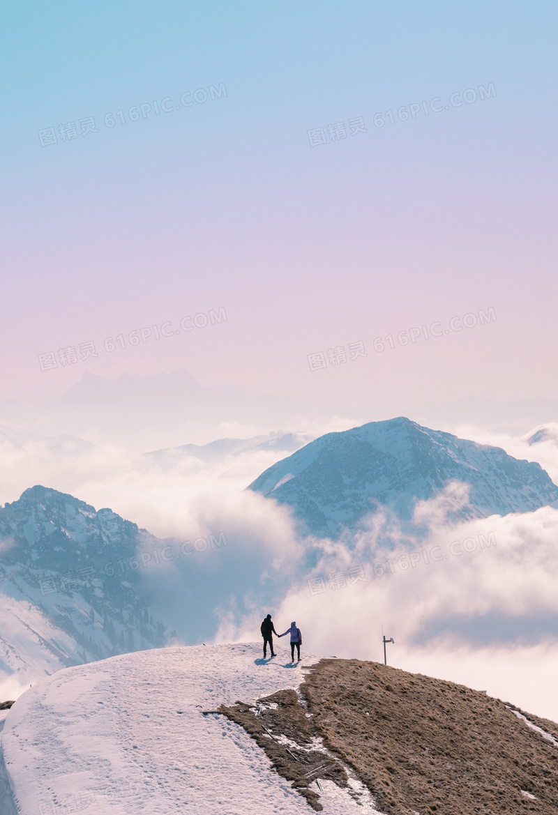 冬季登高望远雪山风景图片