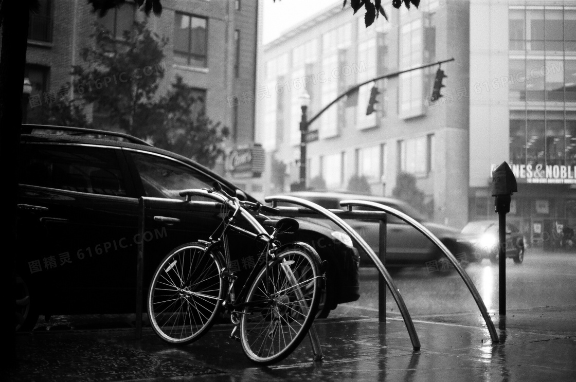 轿车和单车黑白图片