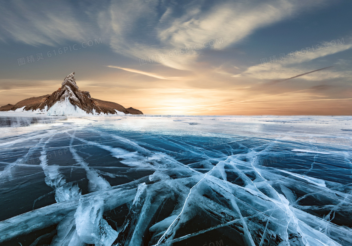 冬天开裂有缝隙的冰面摄影高清图片