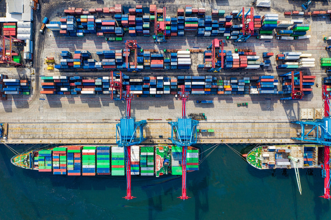繁忙作业的港口集装箱码头高清图片