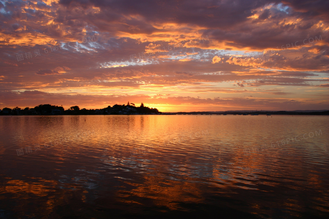 黄昏落日余晖下的湖泊摄影高清图片