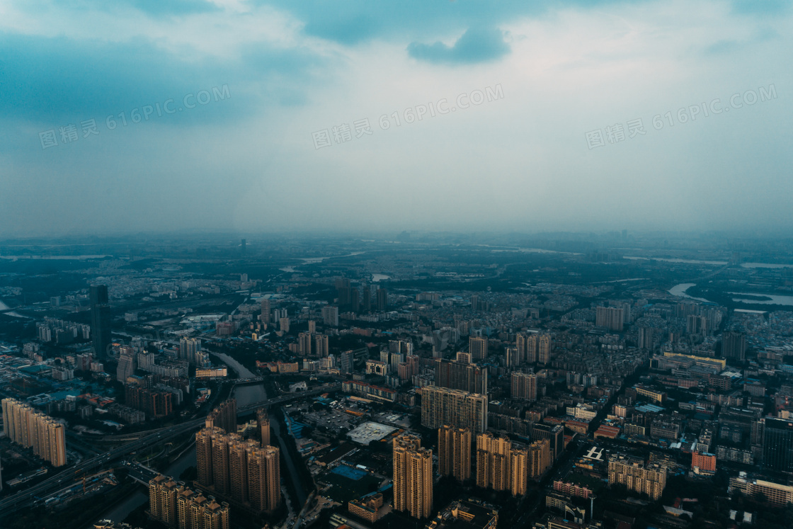 阴云密布下的城市航拍摄影高清图片