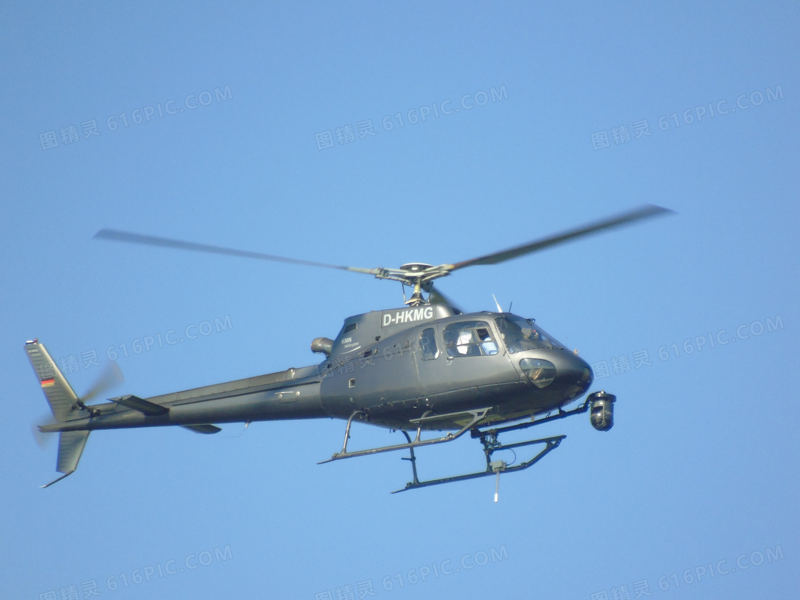 飞行中的小型直升机高清摄影图片