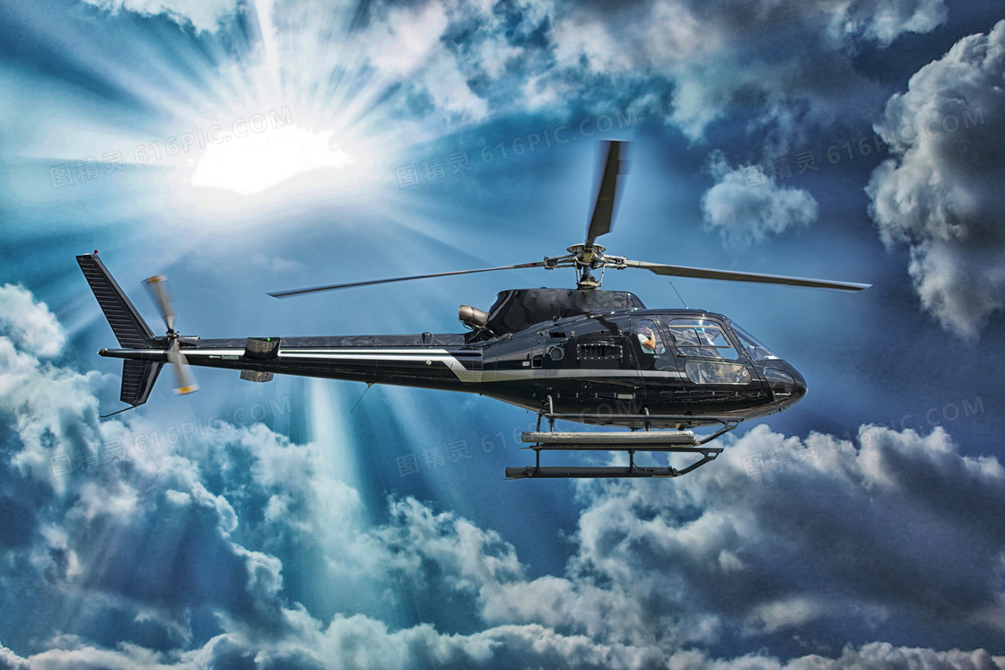 阳光下的黑色直升机高清摄影图片