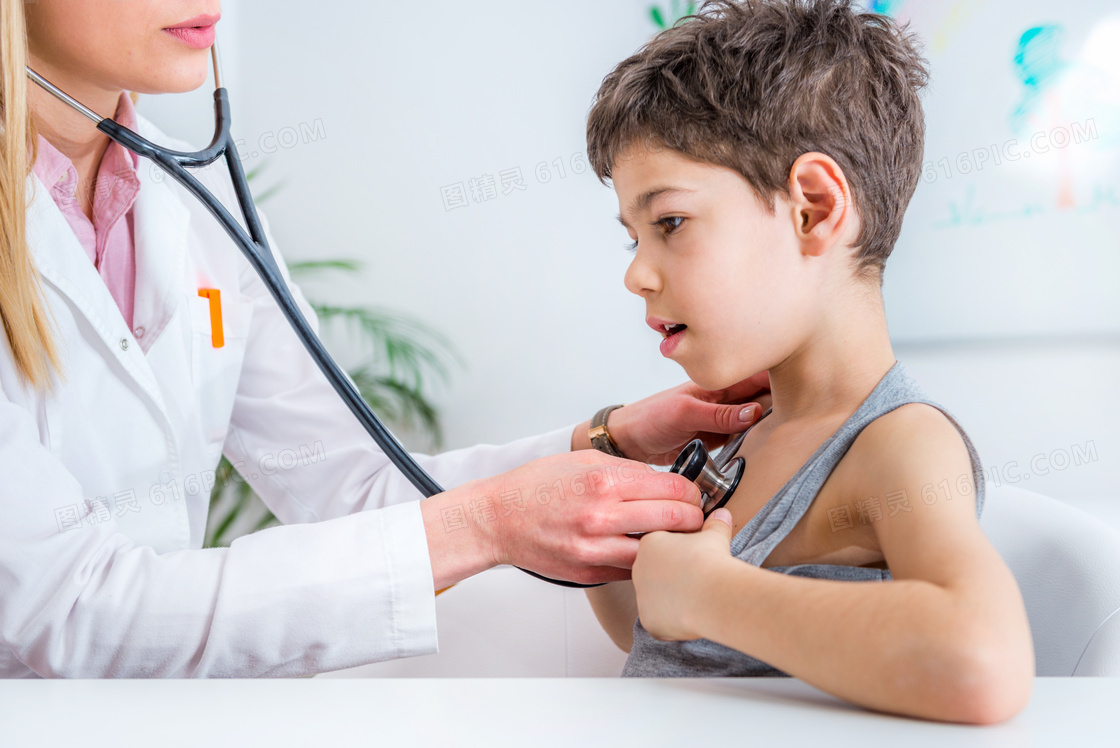 检查心脏健康状况的小男孩高清图片