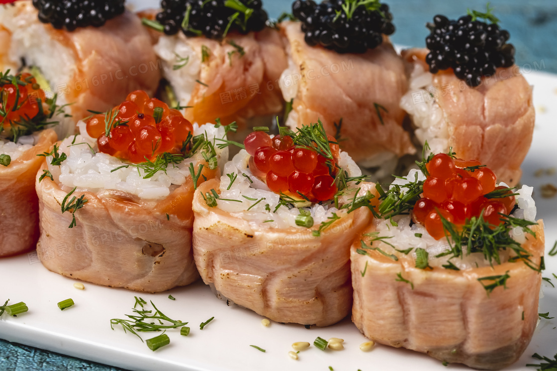 鱼子酱口味寿司卷特写摄影高清图片