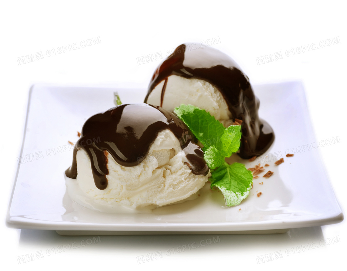 盘子里的巧克力口味冰淇淋高清图片