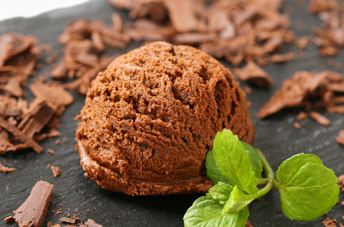 一枚巧克力口味冰淇淋特写高清图片