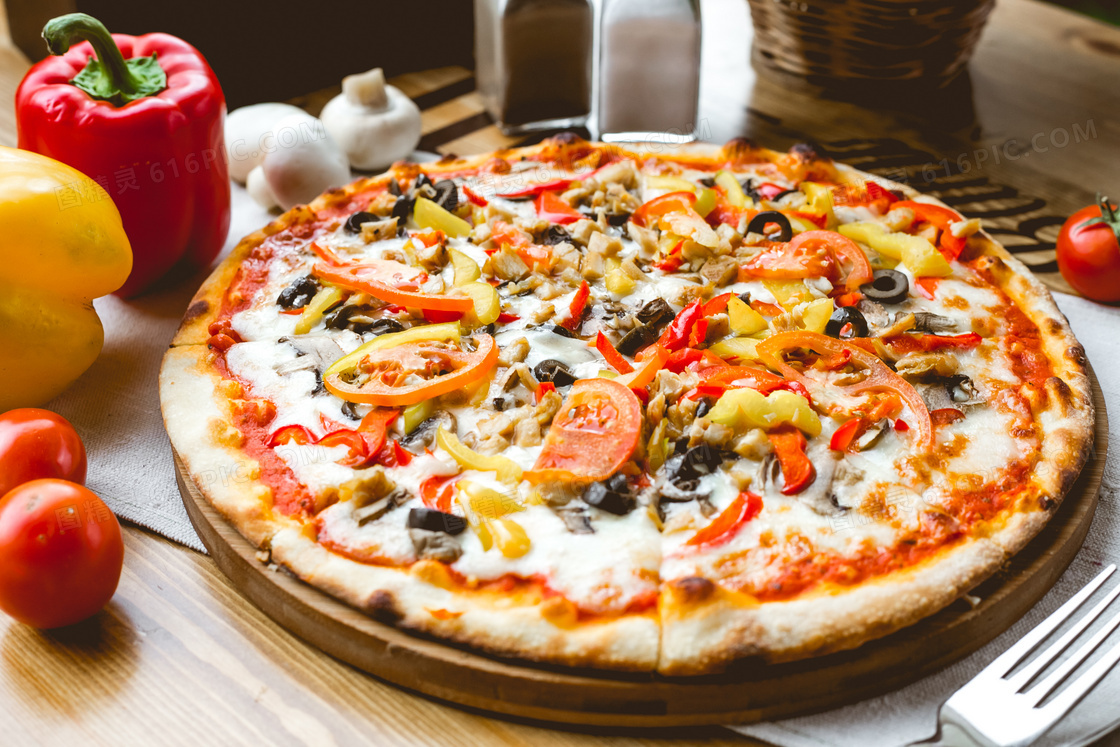 番茄辣椒与可口的披萨摄影高清图片